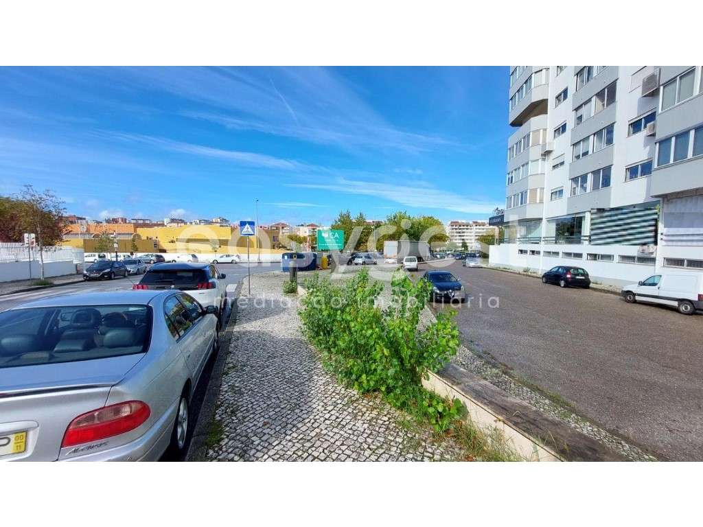 Duas lojas com 36m2 e com 32m2 no vale das Flores em Coimbra - Grande imagem: 2/16