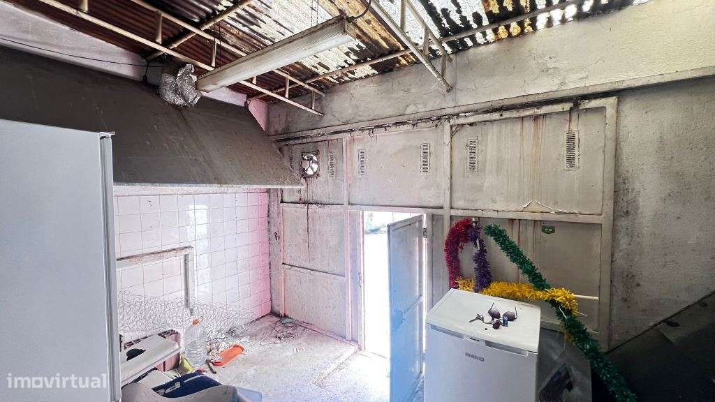Pizzaria e Habitação no 1º andar no Centro do Montijo - Para renovar-12