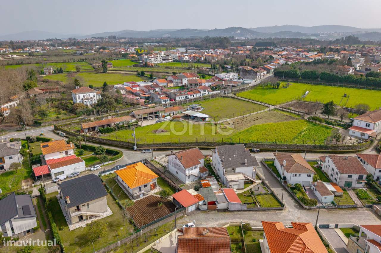 MORADIA T5 ESPAÇOSA COM GRANDE POTENCIAL A 10 MIN DE BRAGA - Grande imagem: 5/60