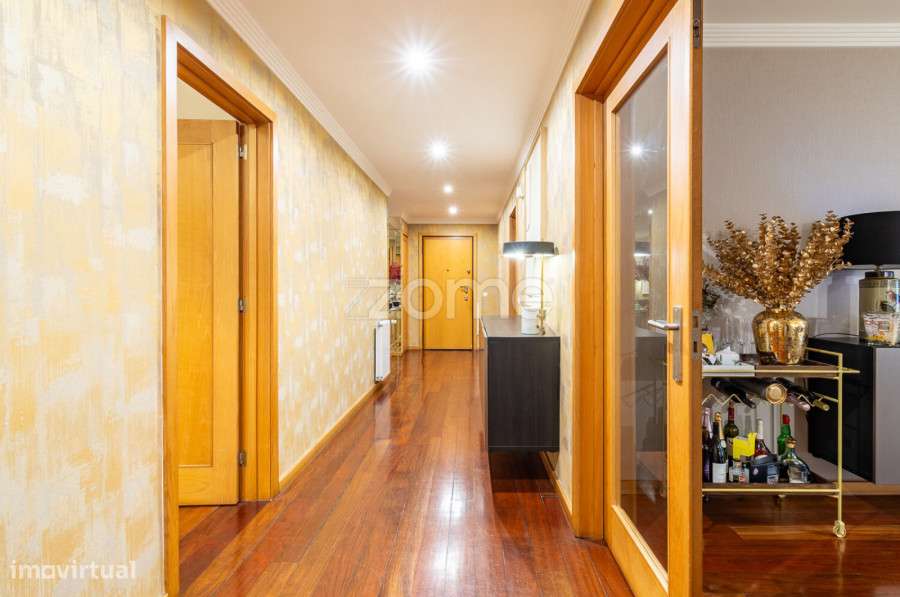 Apartamento T2+1 com Piscinas, Ginásio, Sala de Jogos e 2 Garagens-12