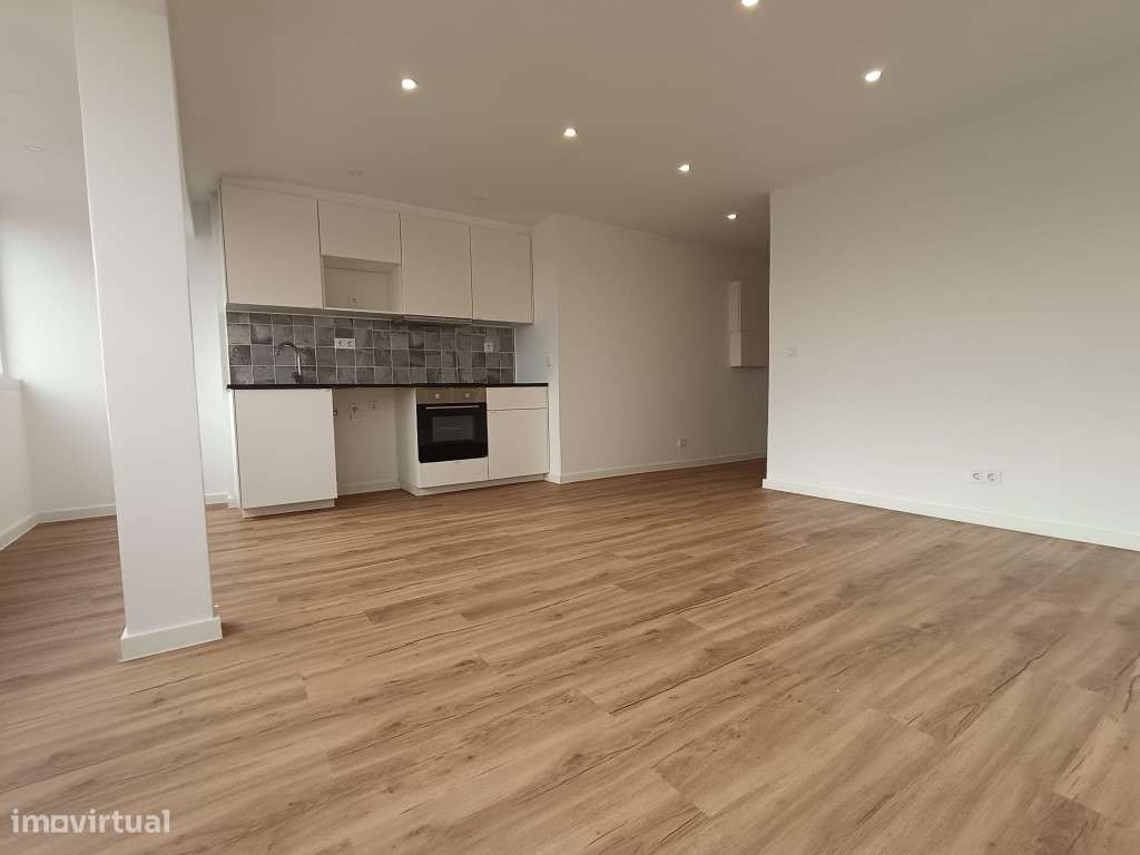 Apartamento T2 Renovado no centro de Camarate, Loures-15