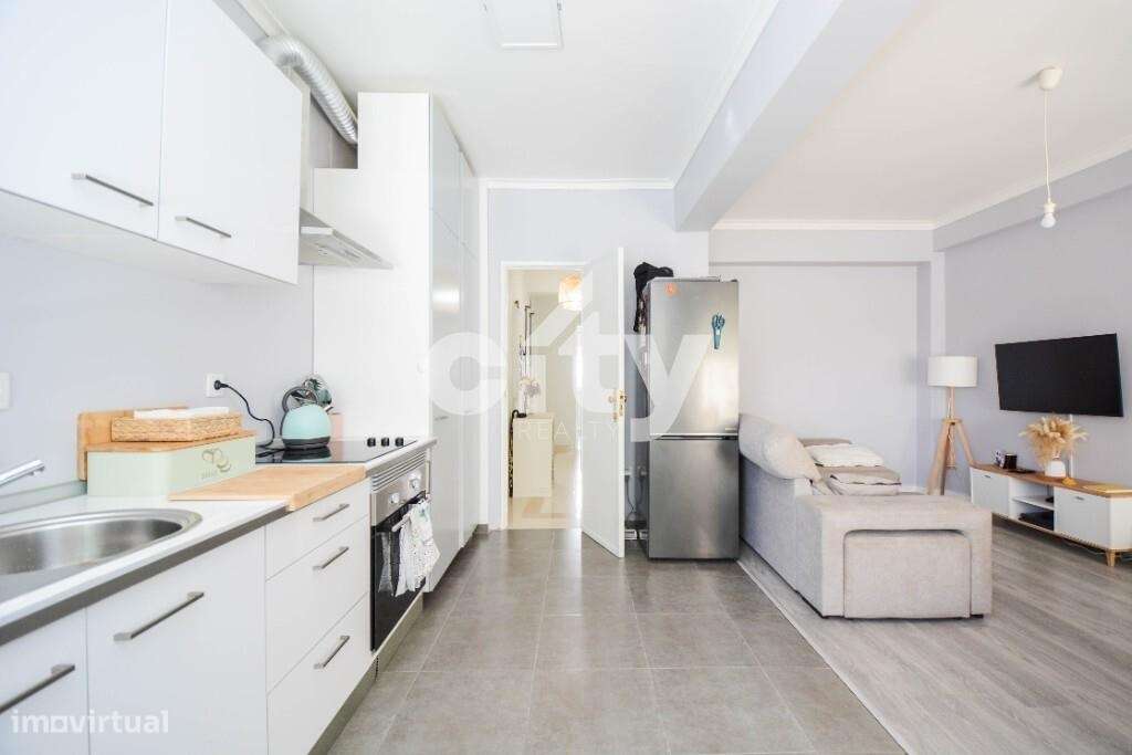 Apartamento T3 localizado em zona central de Massamá junto à Escola Se-8