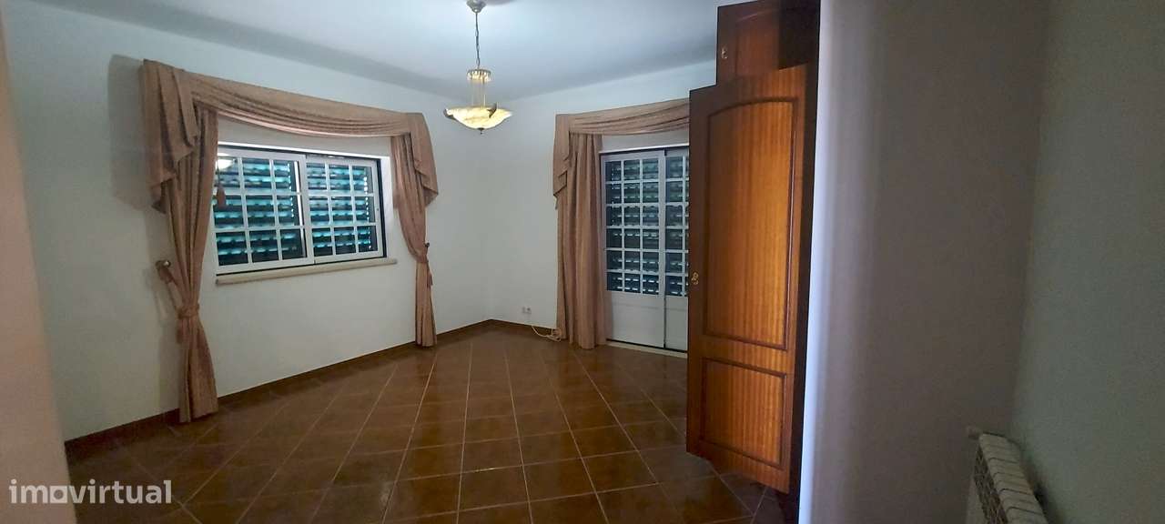 Quintinha T3+1 com sotão aproveitado em Pontével-8