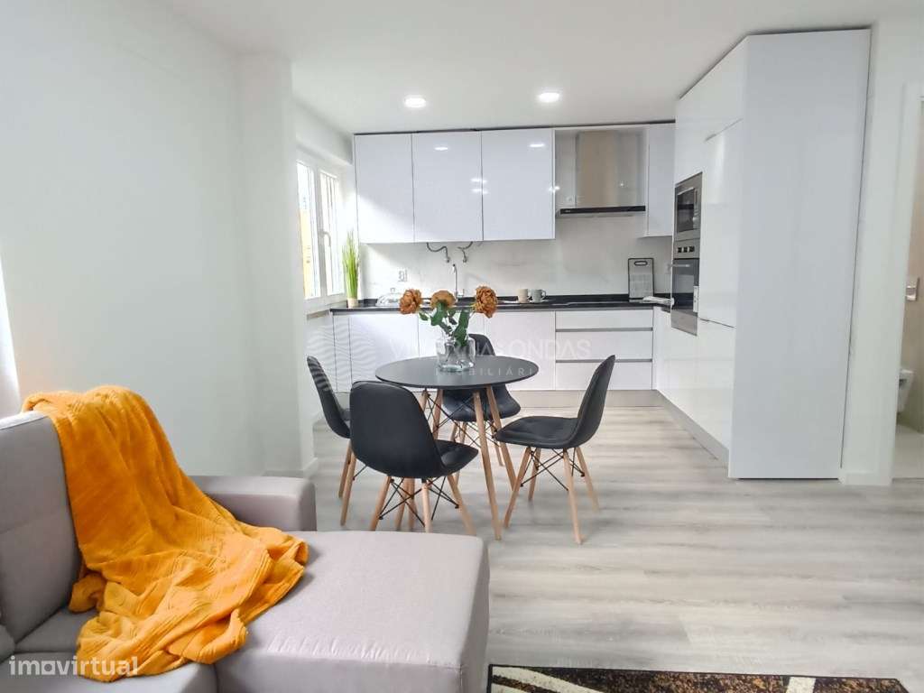 Apartamento T3 totalmente remodelado, com varanda, em Benfica.-0