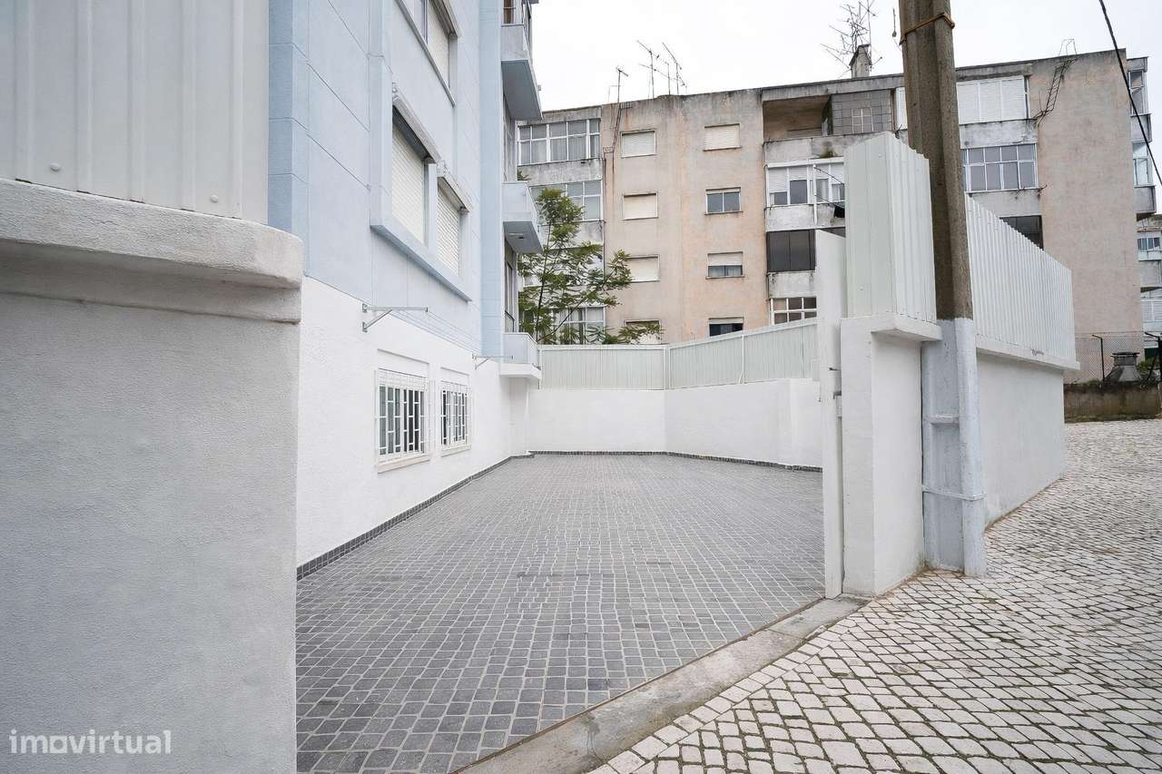 T2 com logradouro e entrada independente no Laranjeiro - Almada-1