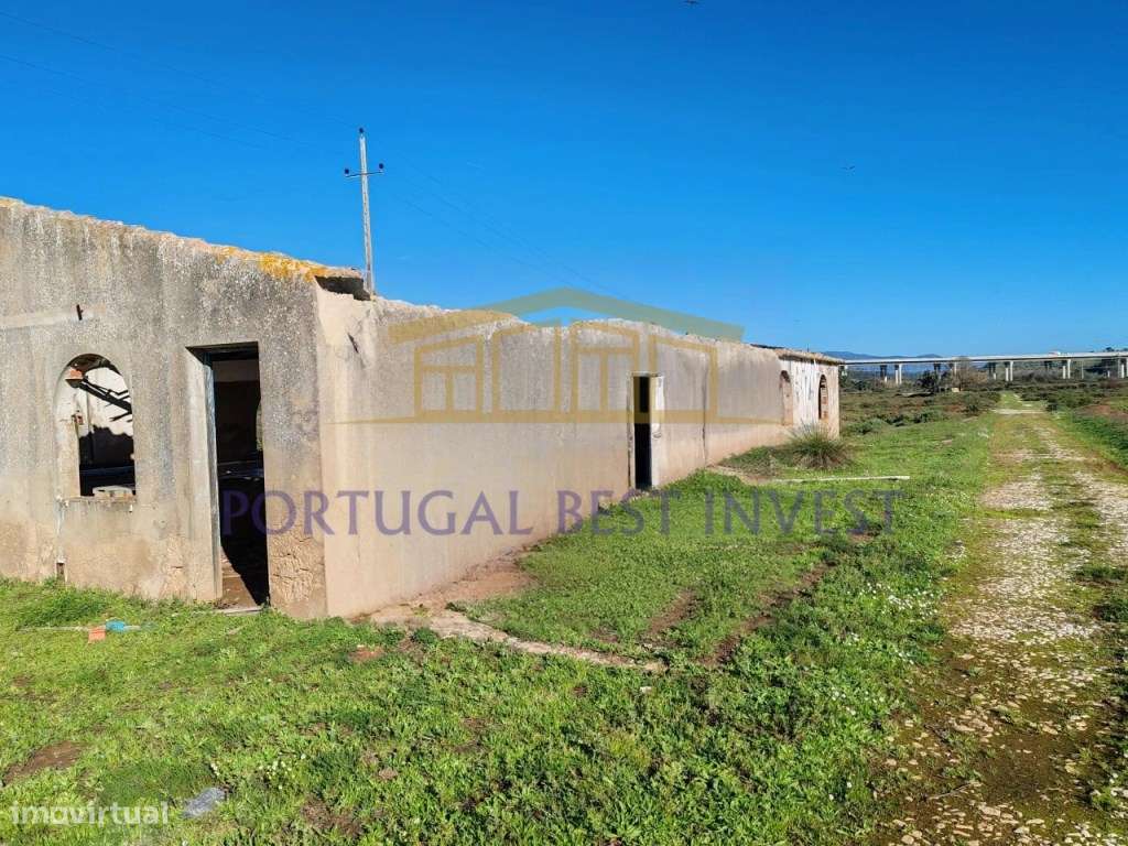Herdade com construções à entrada de Portimão - Grande imagem: 4/16