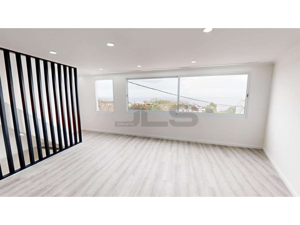 Moradia V1+1 Totalmente Remodelada com Vista Mar em Água de Alto-3