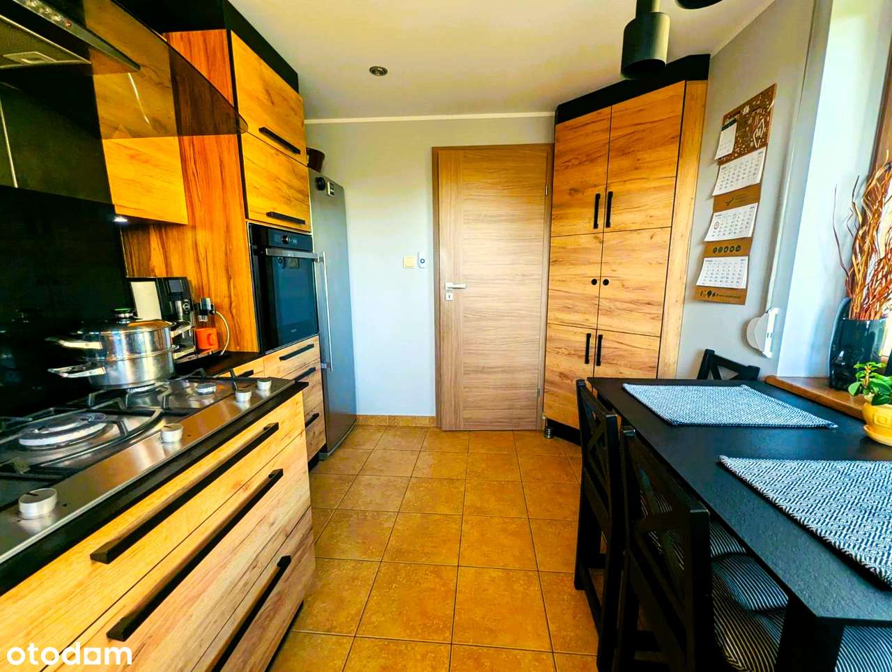 Nowoczesny dom z basenem i garażem w spokojnej okolicy-8