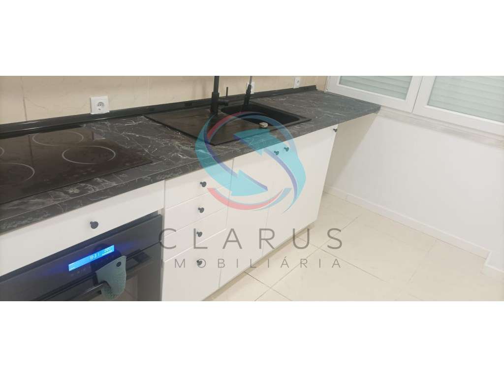 Apartamento T1 TRANFORMADO EM T3 Remodelado na Amadora.-0