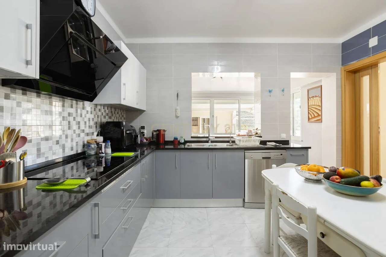 Moradia T3 com piscina e amplo espaço exterior-12