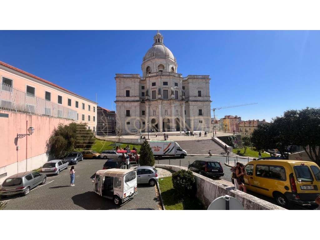 Espaço Comercial com Potencial de Conversão no Centro de Lisboa-12