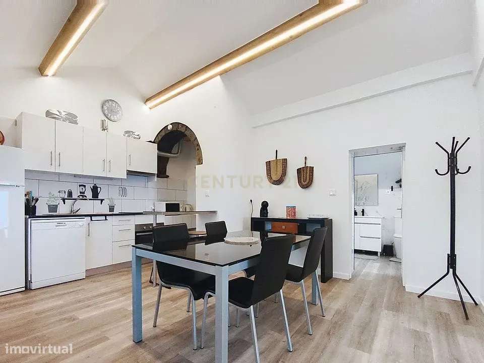 Moradia Totalmente Renovada com 2 Apartamentos T1 e Vista Mar na Algar - Grande imagem: 4/32