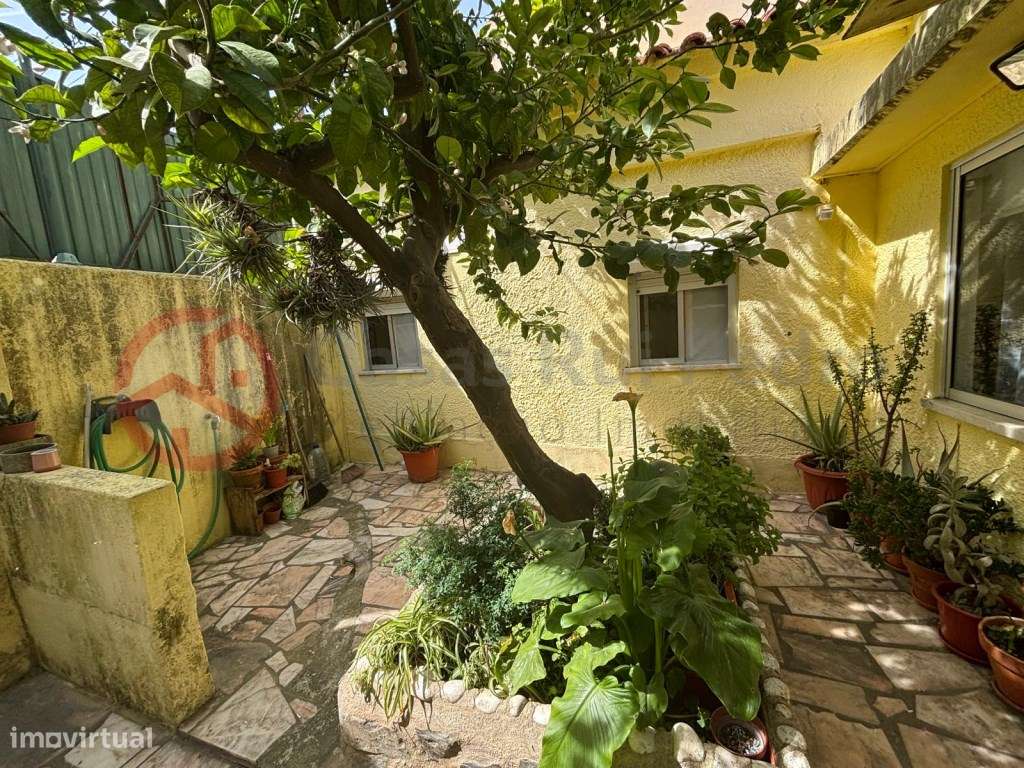 Moradia com dois apartamentos independentes no Laranjeiro, Almada-26