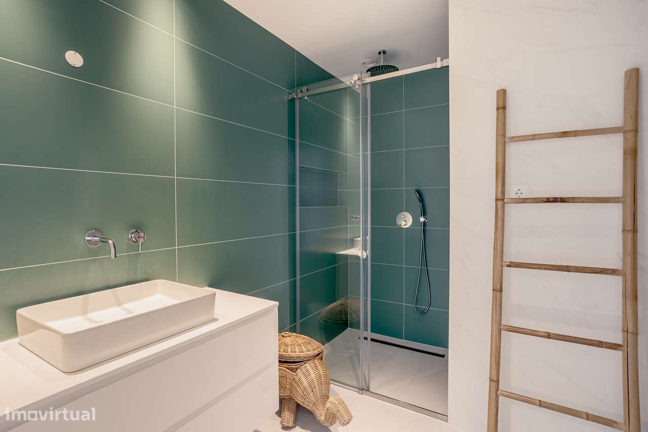 Moradia T4 contemporânea com jardim e piscina no bairro da Martinha, E-22