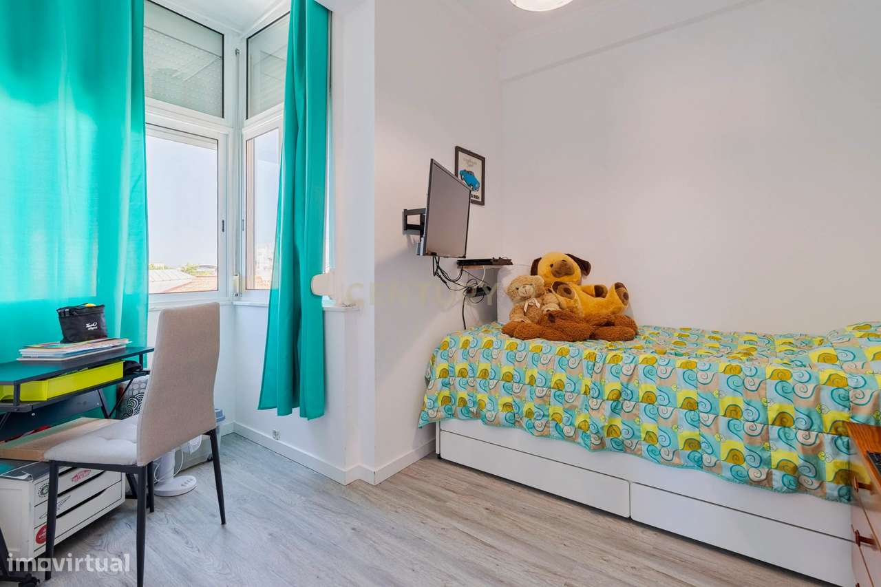 Apartamento T2/3  remodelado com excelente luminosidade e varanda fech-10