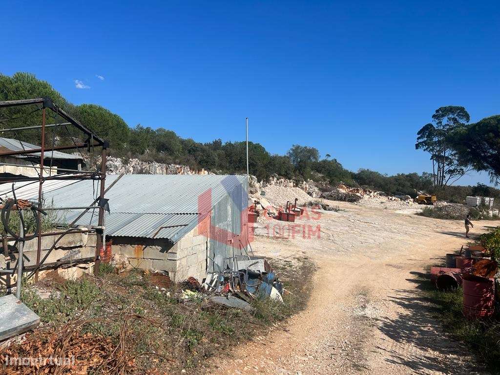 Pedreira de exploração de pedra branca de calçada com 14.000 m2 e u... - Grande imagem: 2/14