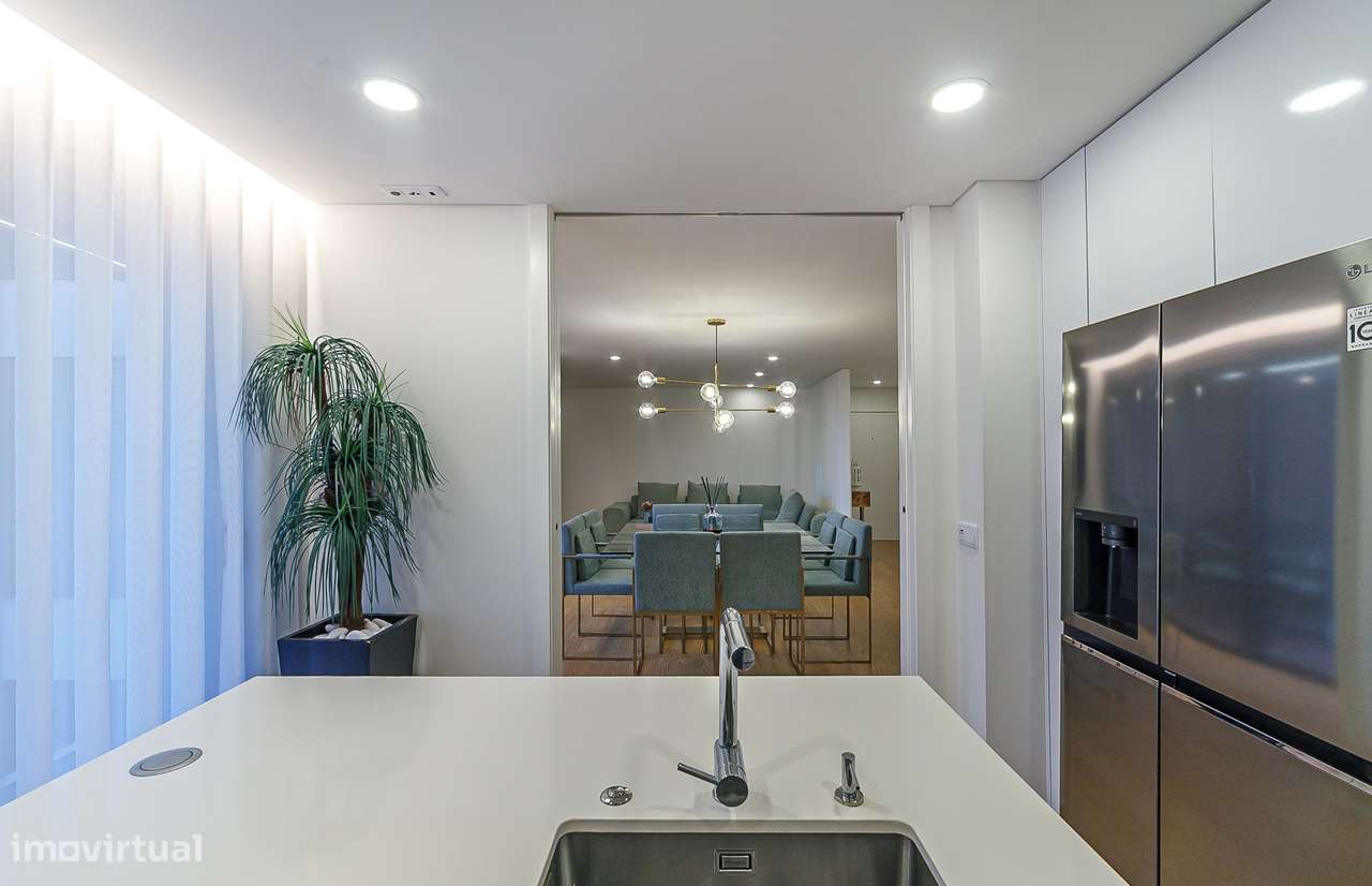Exclusivo apartamento T3+1 seminovo, com 190m2, três frentes e box-17