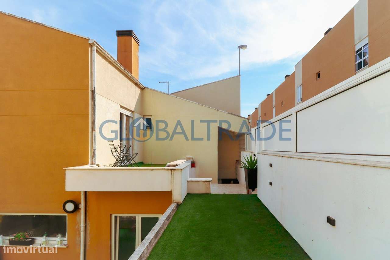 Moradia bifamiliar T4 em São Pedro da Cova - Grande imagem: 2/40