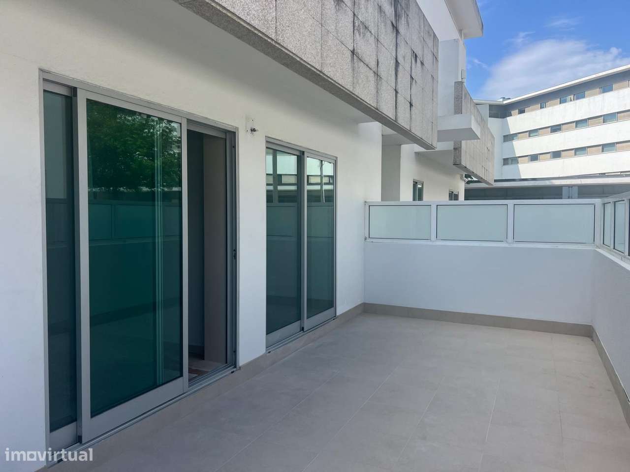 T2 completamente renovado com terraço, garagem e parque privativo-5