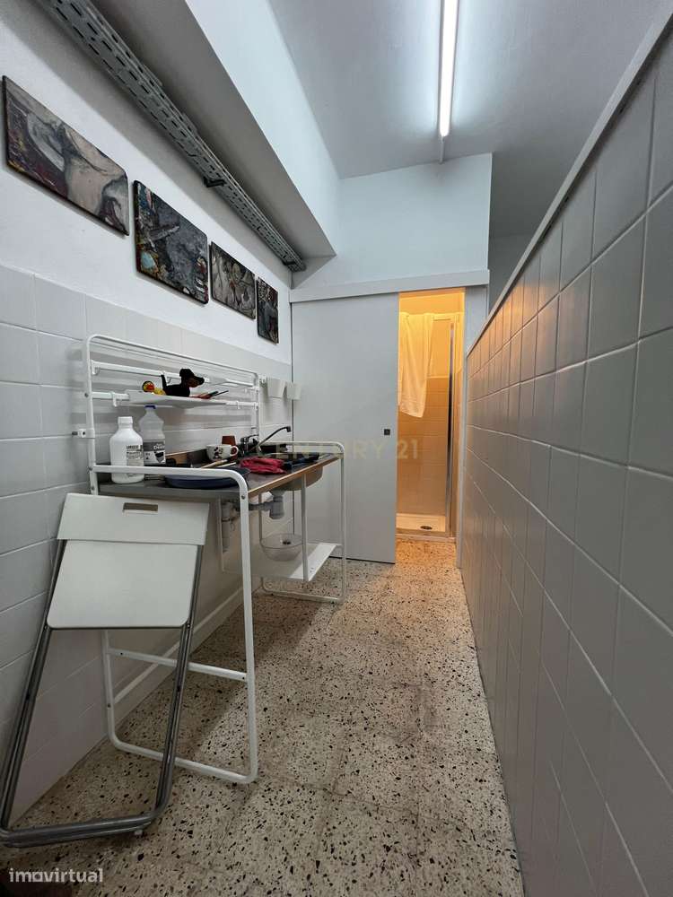 Armazém Amplo em Sacavém-11