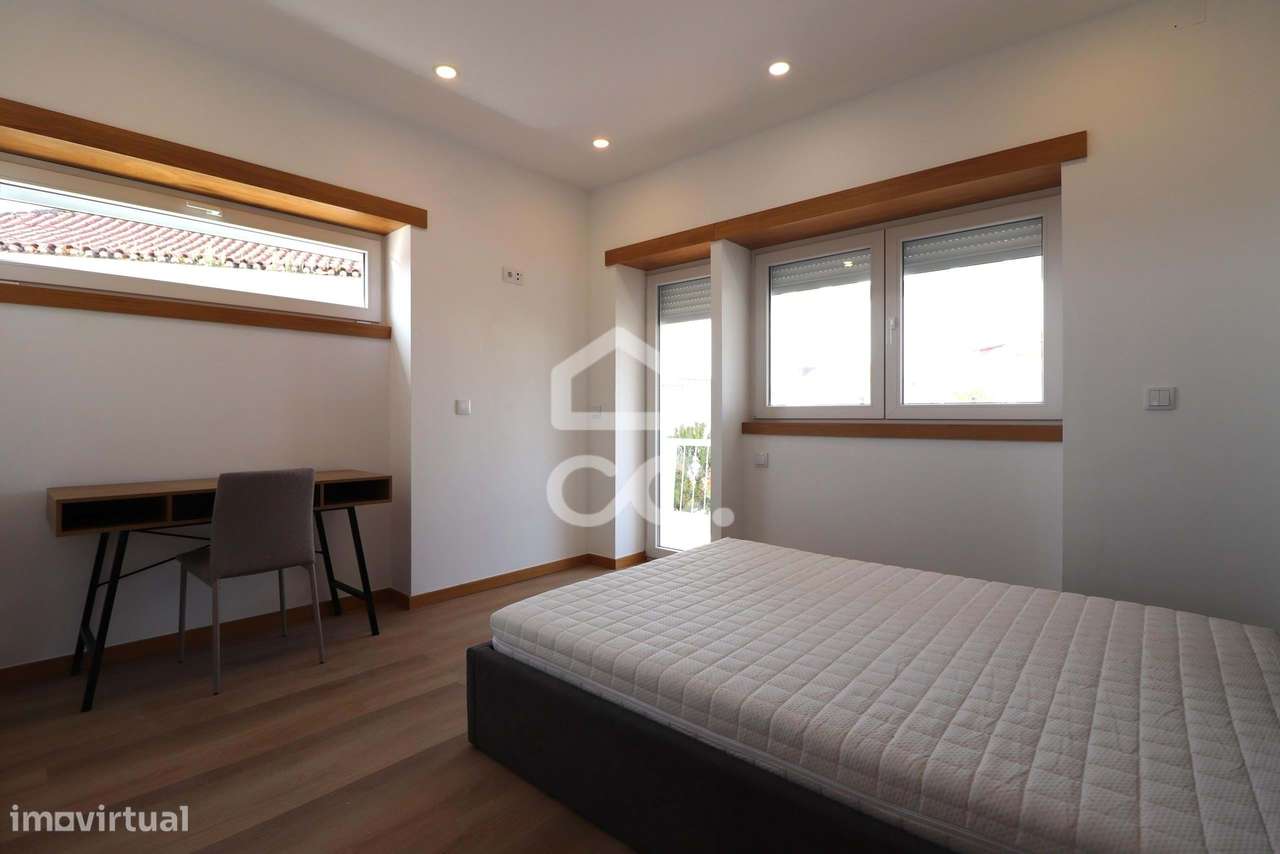 Moradia totalmente remodelada com 6 apartamentos T2 junto à Dias da Si-12