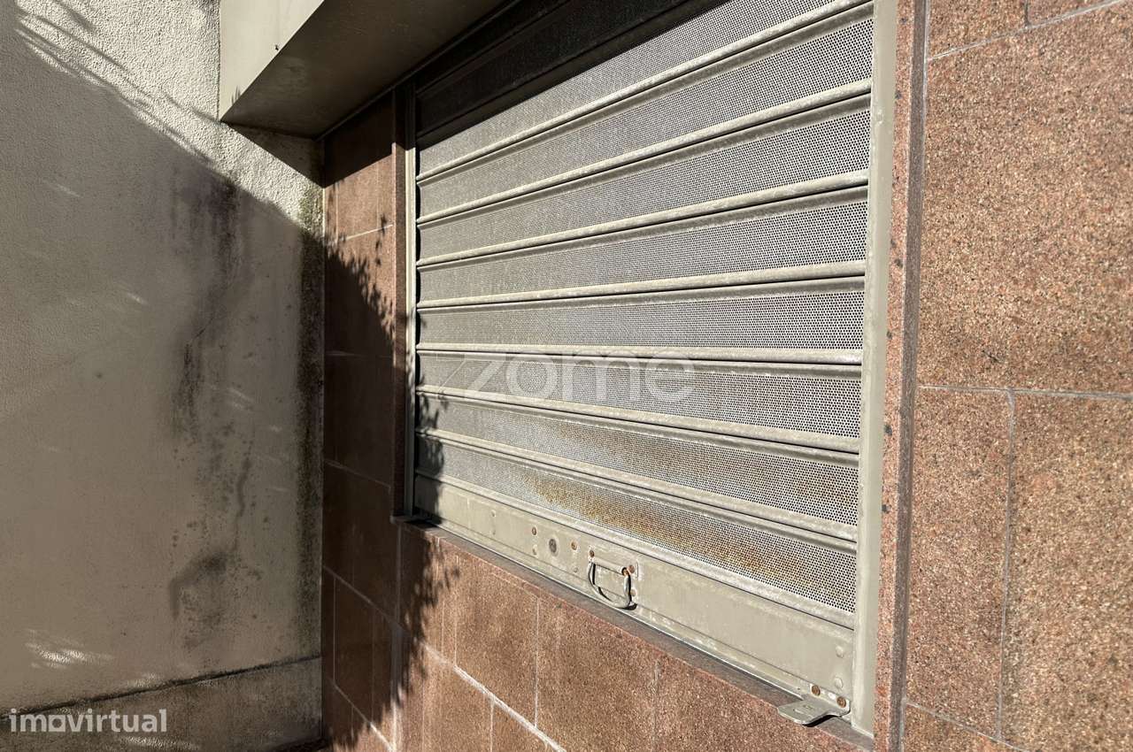 Loja com 2 espaços (R/C + Cave), em Carcavelos-4