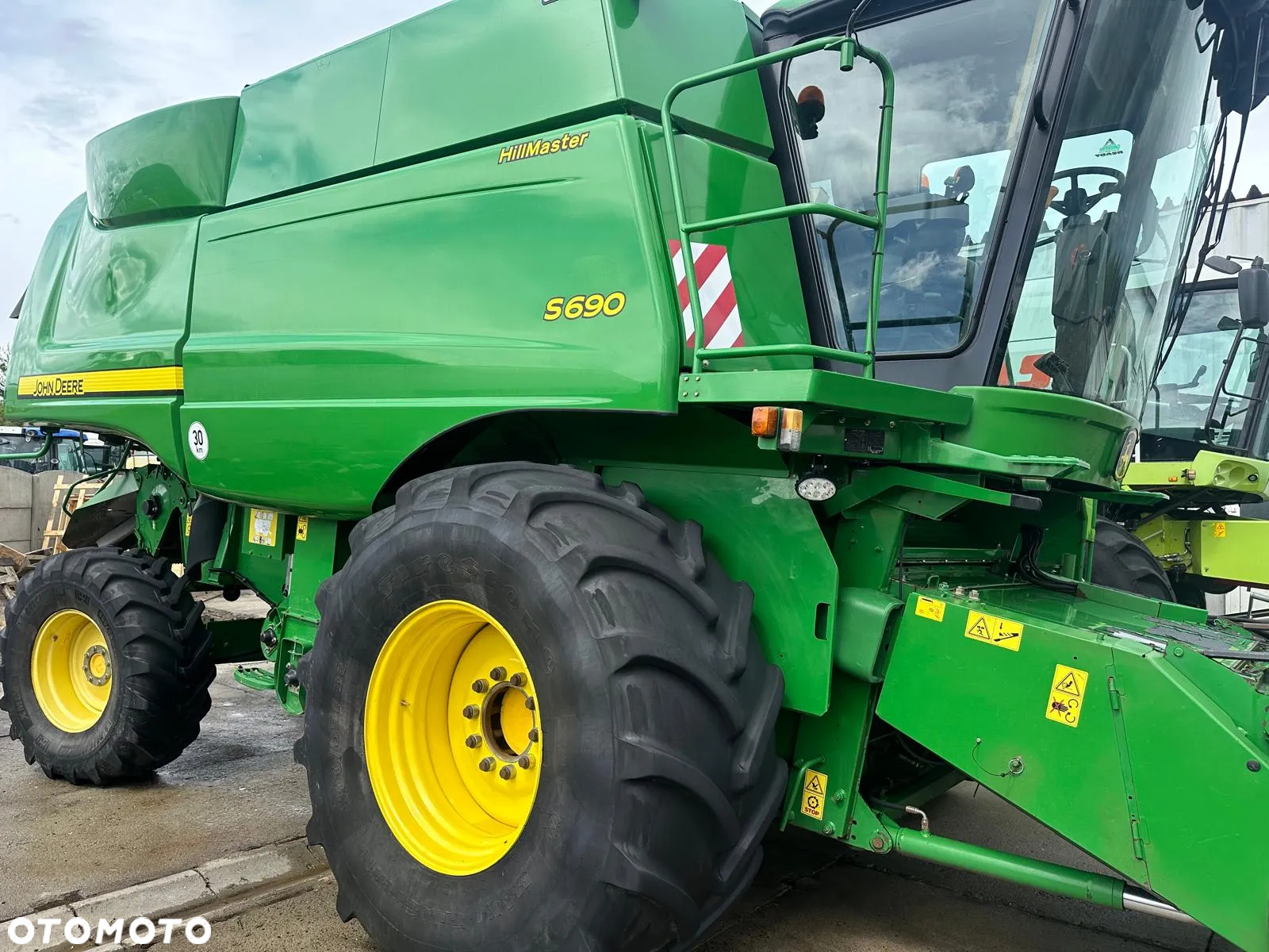 John Deere S690 - 23