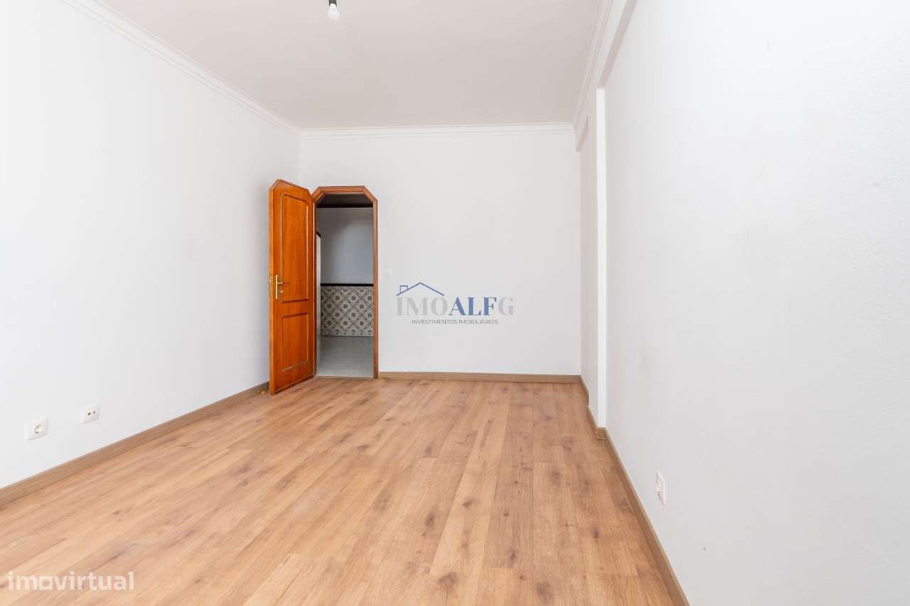 Apartamento T3 no centro de Vialonga com elevador-19