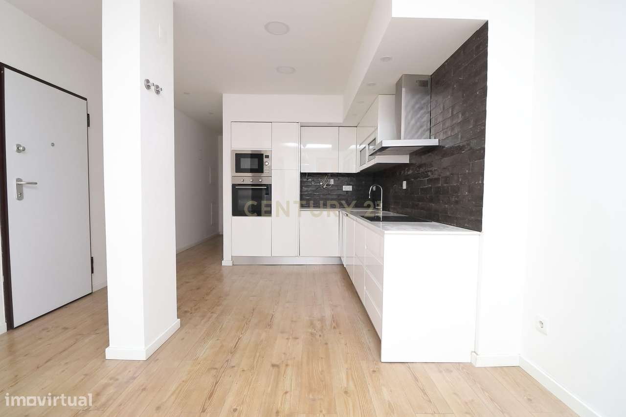 T2 Remodelado em Open Space no Coração de Almada - Grande imagem: 4/16