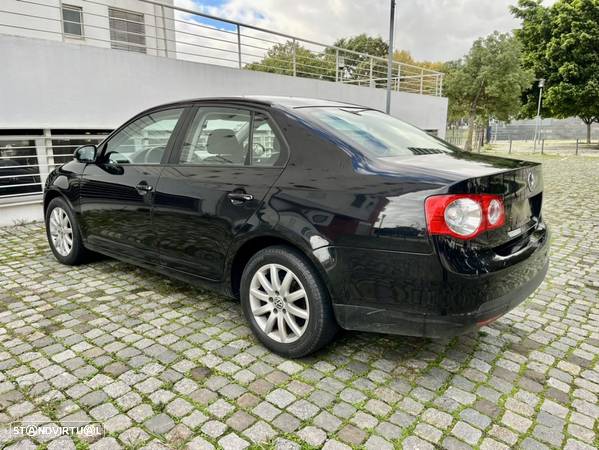 VW Jetta 1.6 TDi Confortline - 24