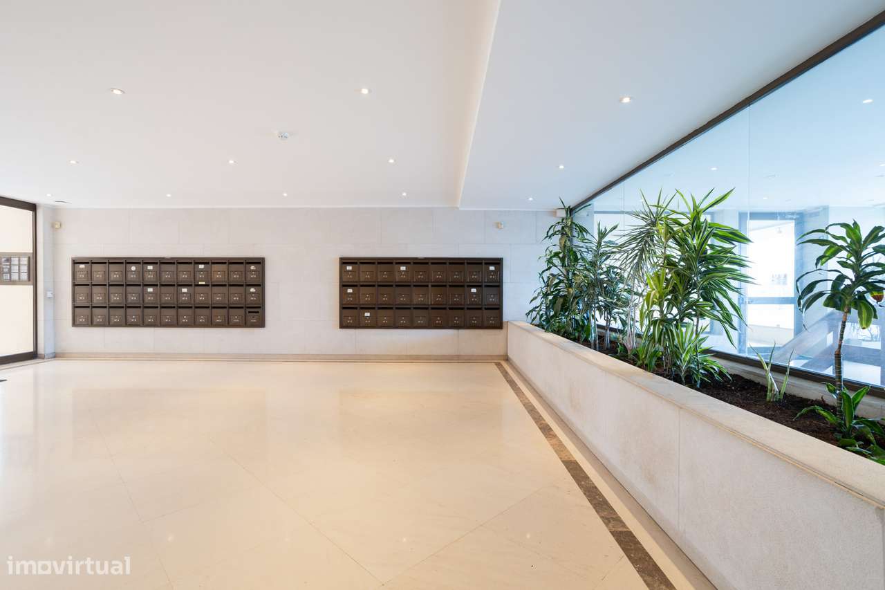 Excelente imóvel T2 com Garagem Box, condomínio Fechado com Court de T-36