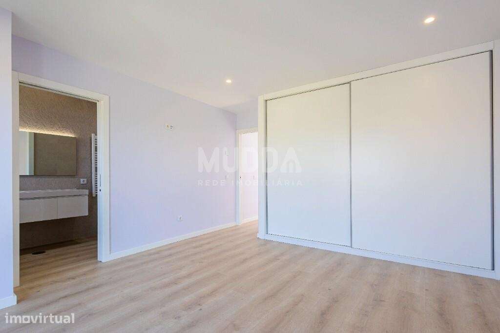 Moradia T4 com Design Contemporâneo e Acabamentos Premium-20
