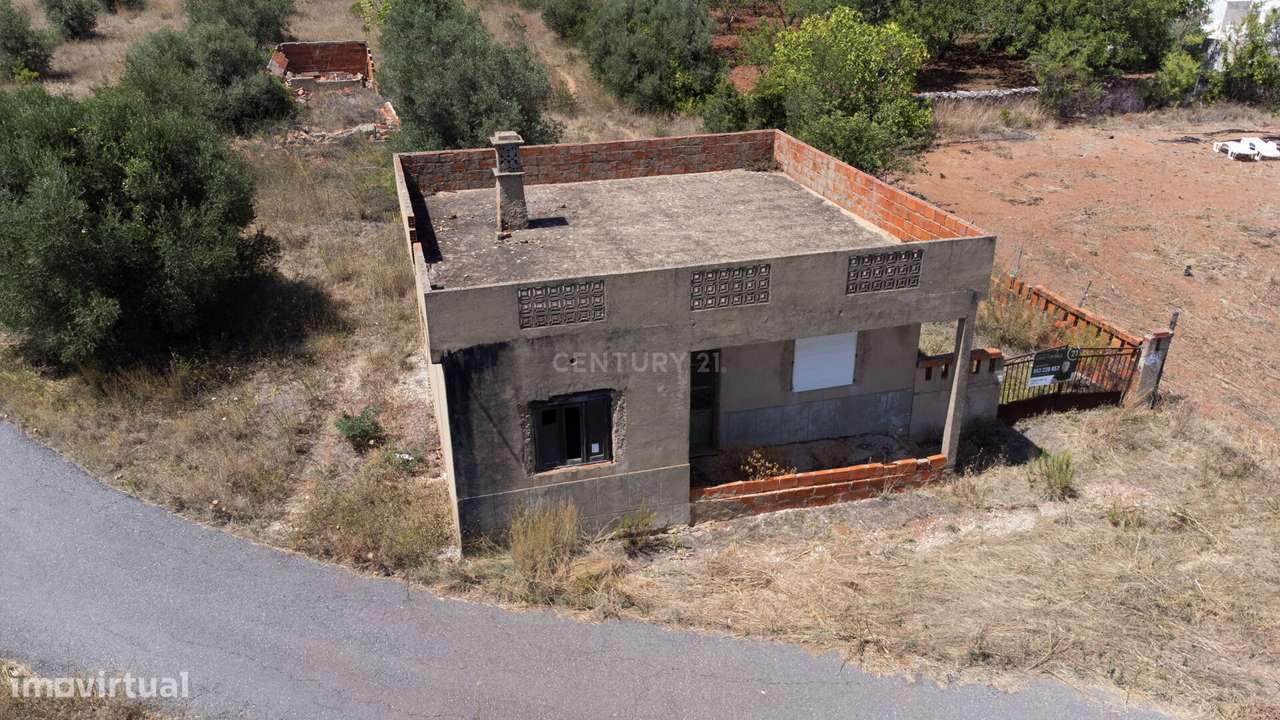 Moradia com terreno rústico em Benafim, para renovar - Grande imagem: 4/23