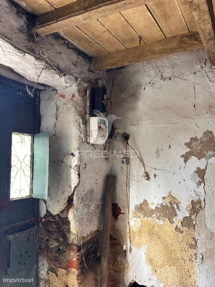 Oportunidade de Investimento – Moradia T4 para Remodelação Total na... - Grande imagem: 2/7