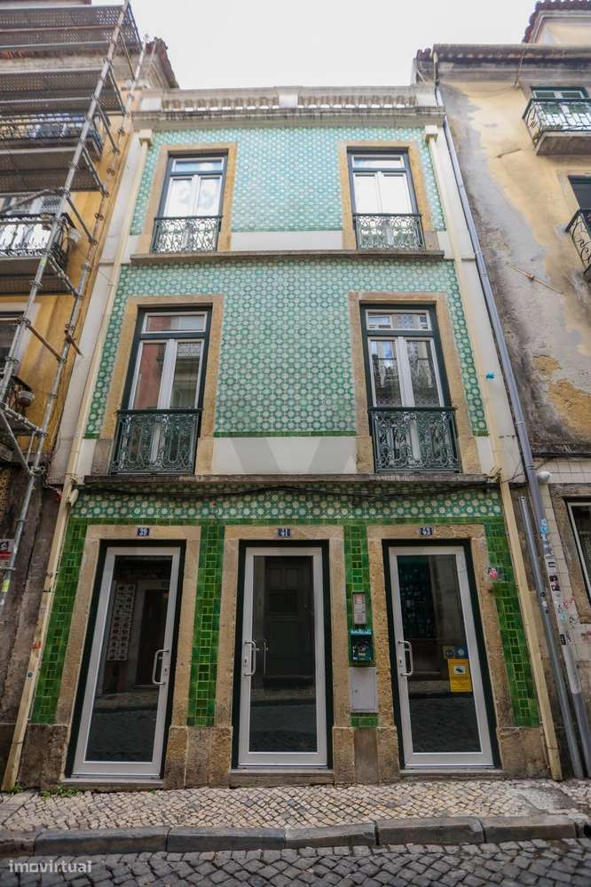 Predio Renovado Com Loja Para Venda No Coracao De Lisboa