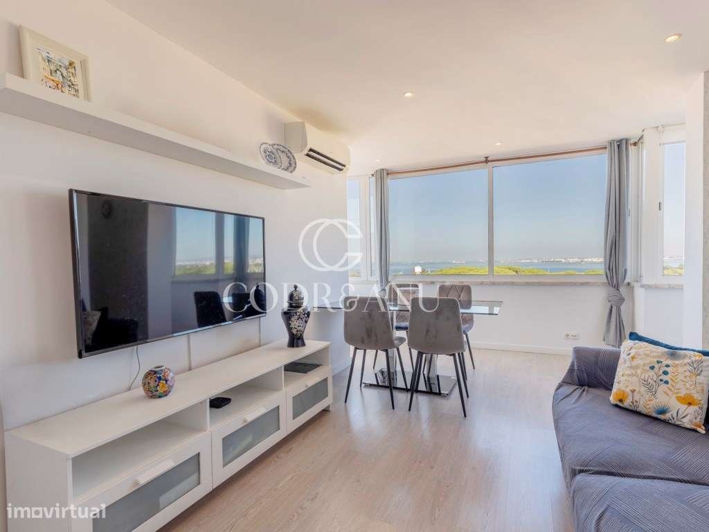 T2 Remodelado em Almada com Vista Rio e Lisboa-3