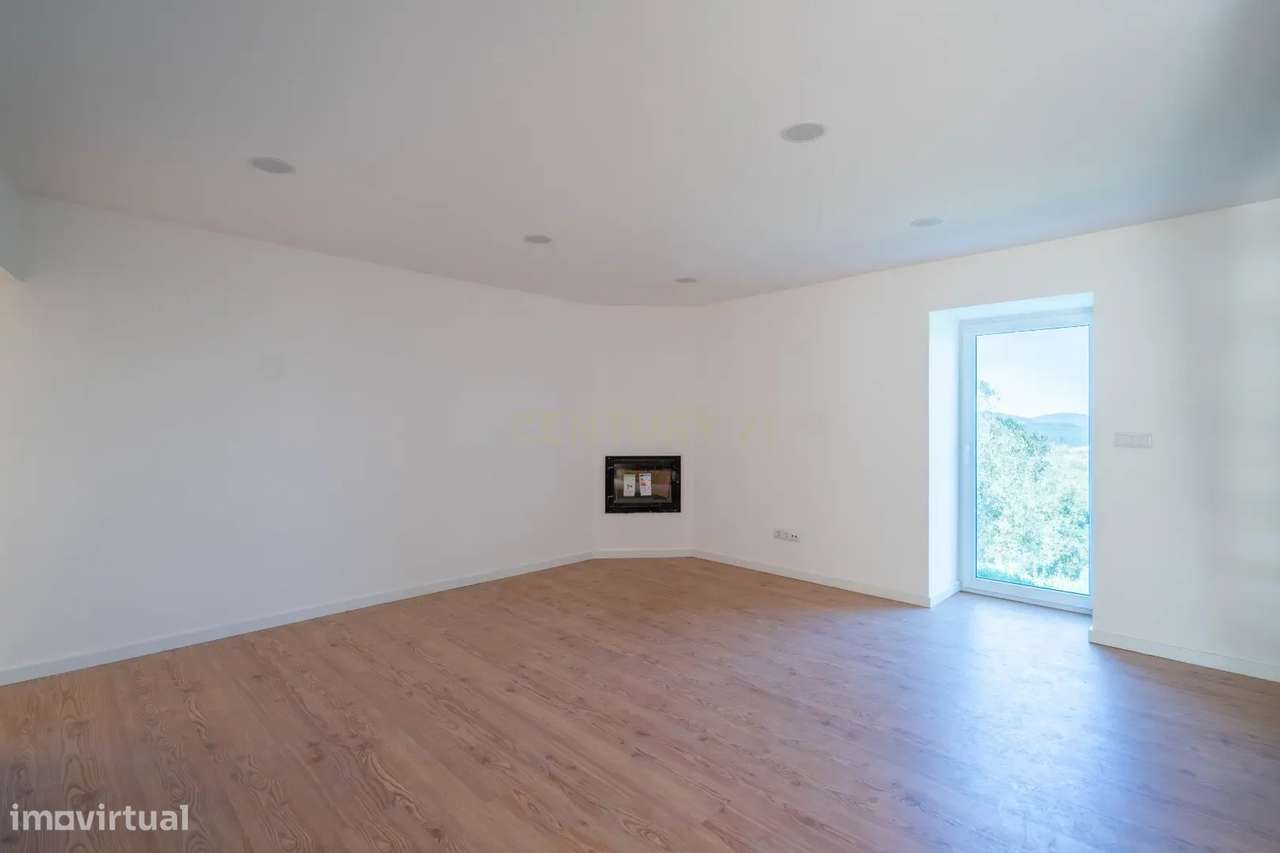 Moradia T3 de dois pisos com terreno totalmente renovada a cinco minut-33