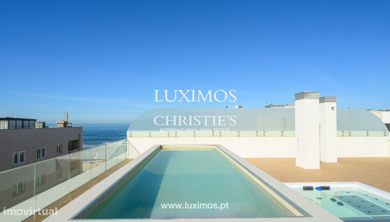 Penthouse com terraço, piscina e vistas de mar, à venda, em Vila do