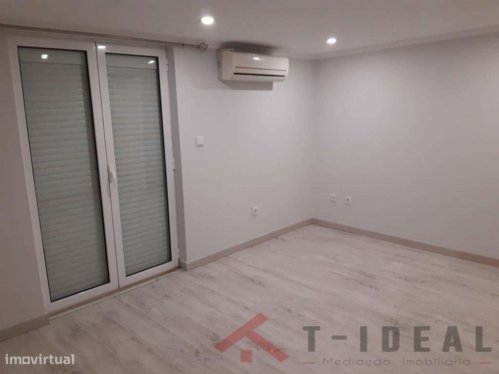 Moradia T3 Renovada com Espaço Exterior-7