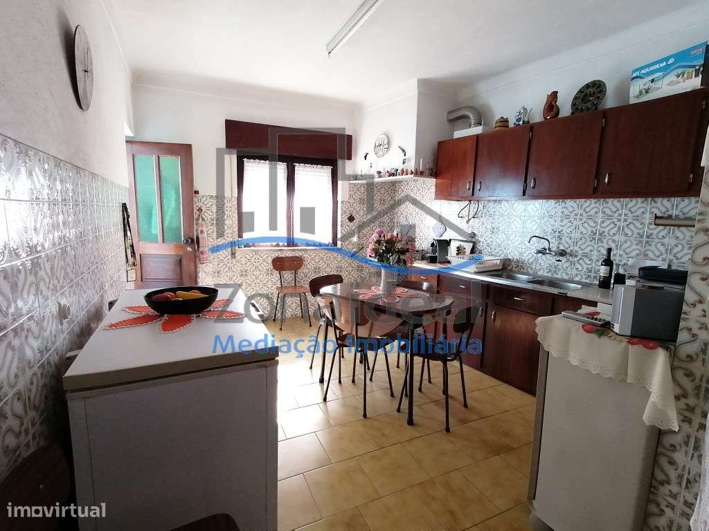 Moradia com dois pisos e logradouro, localizada em Alenquer-7