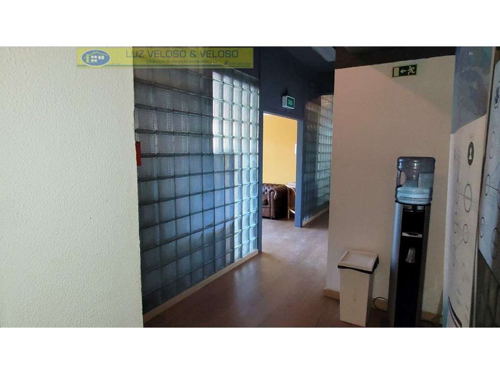Armazém de 3 pisos, 3 entradas, 1118 m2, nas Olaias, Lisboa-23