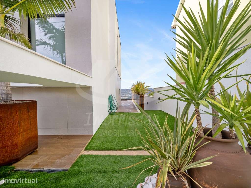 Moradia T4 com piscina e vista panorâmica em São João da Talha-36