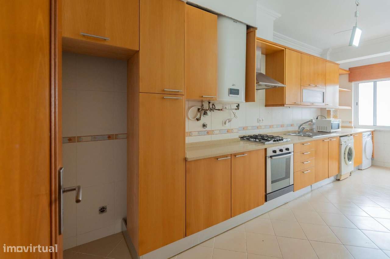 T2 Duplex com 101 m2 e 2 WC – Um apto. diferente na Amadora-10