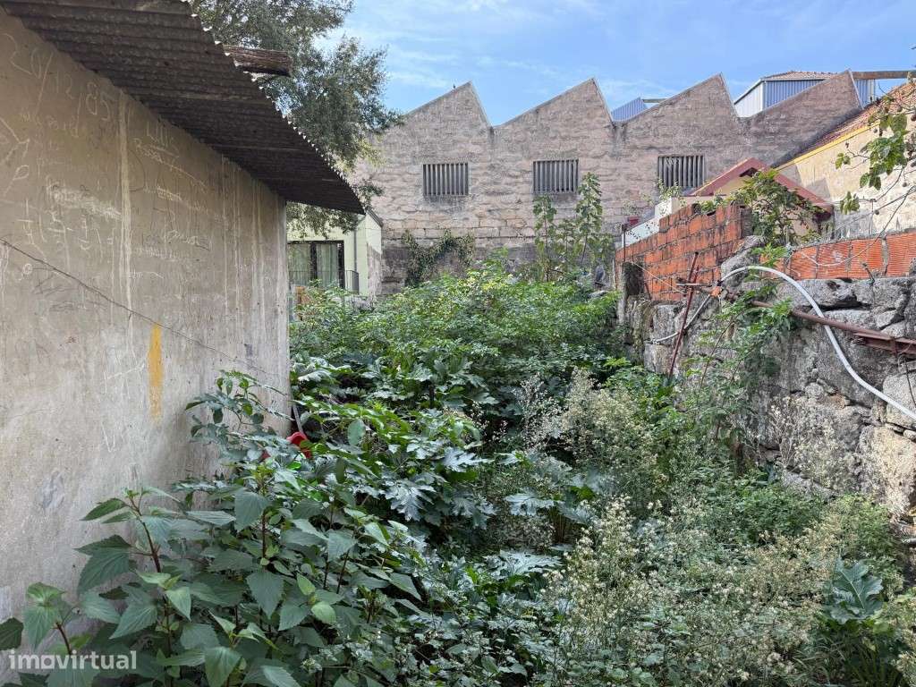 Prédio para recuperar na Rua D. João IV, em pleno centro do Porto-2