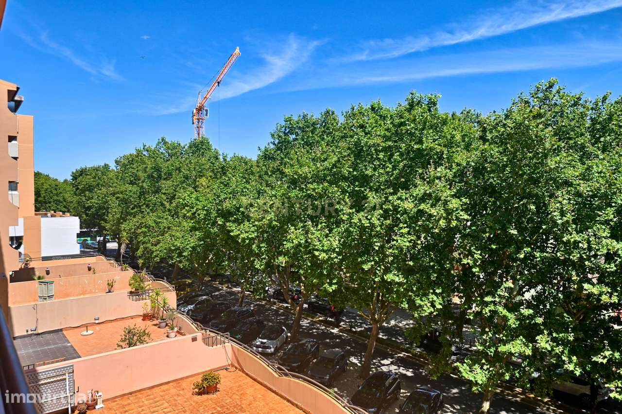 Apartamento Renovado em Cascais com Terraço e Garagem-14
