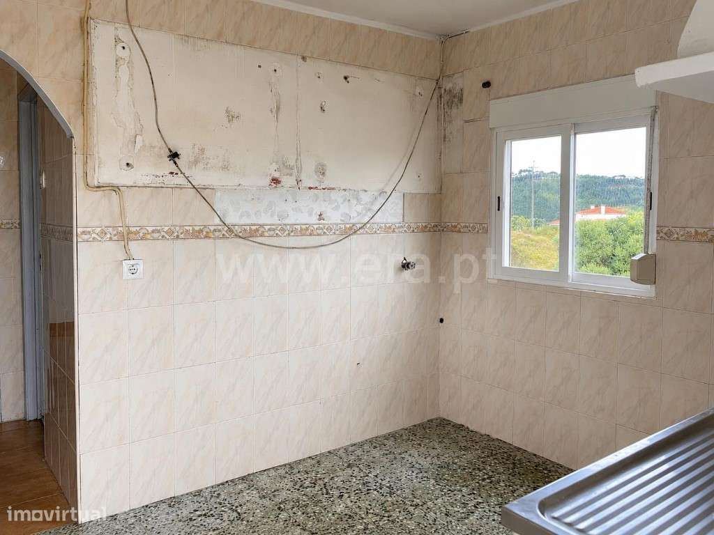 Apartamento T1+1 para reabilitação total no Sobral-7