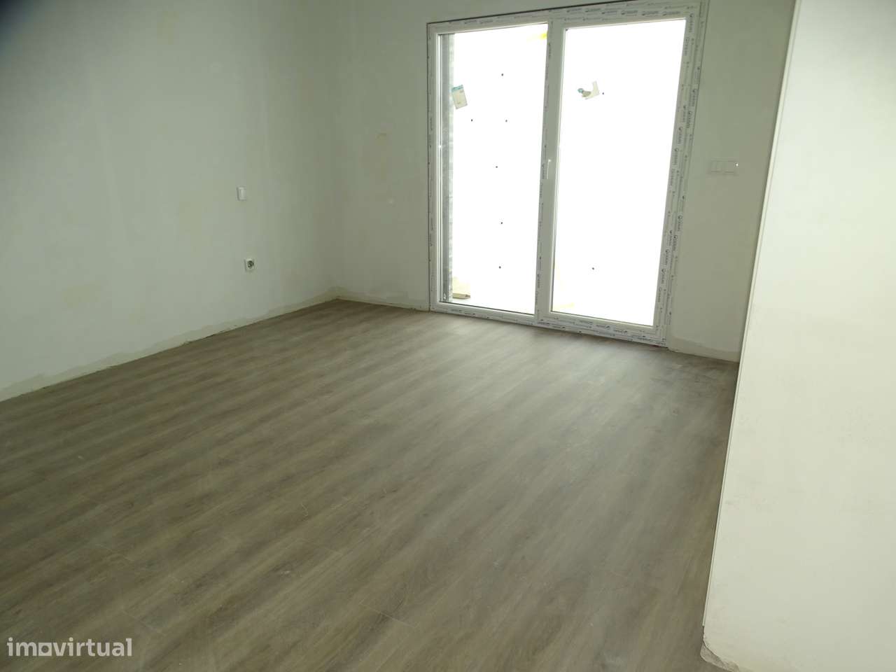 Geminada T3 com garagem, jardim e terraço-10