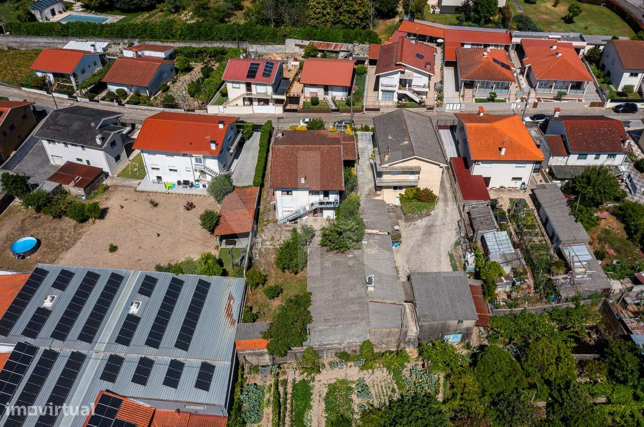 Moradia T3 com Jardim, Armazém e Terreno de 622 m² em Santo Tirso-37