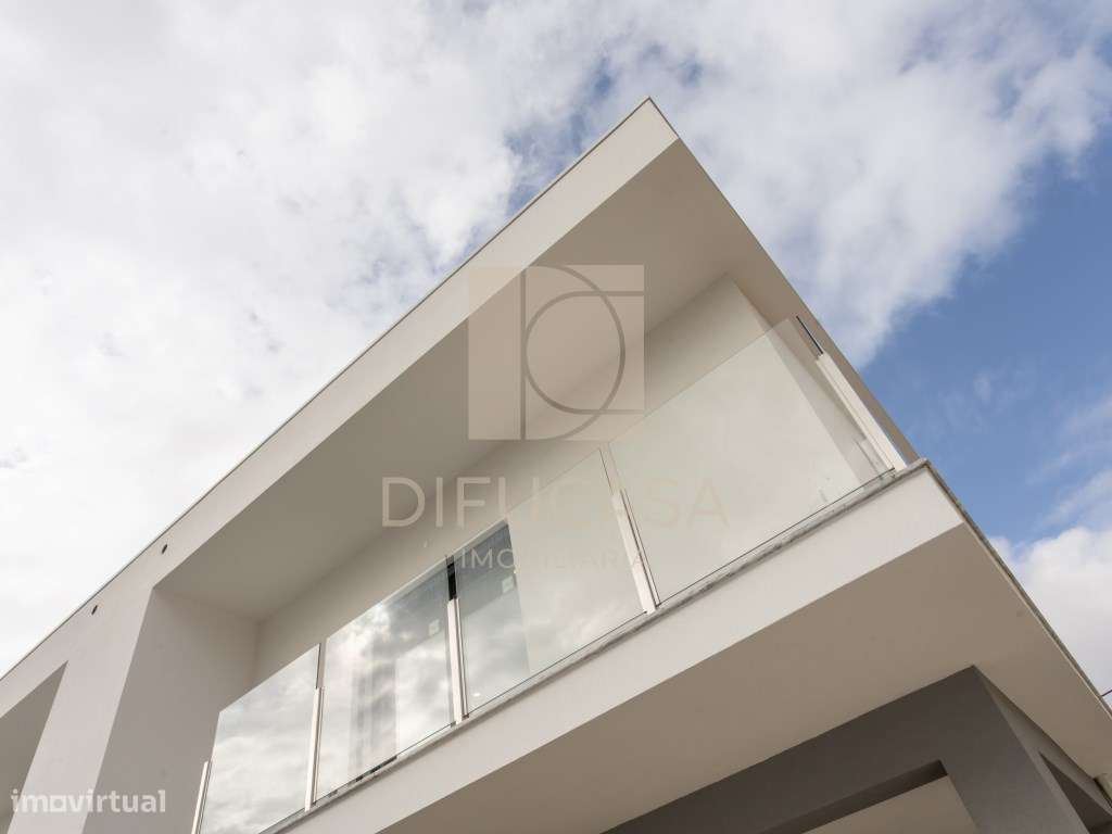 Moradia Com Garagem e Piscina Pronta a Habitar-9