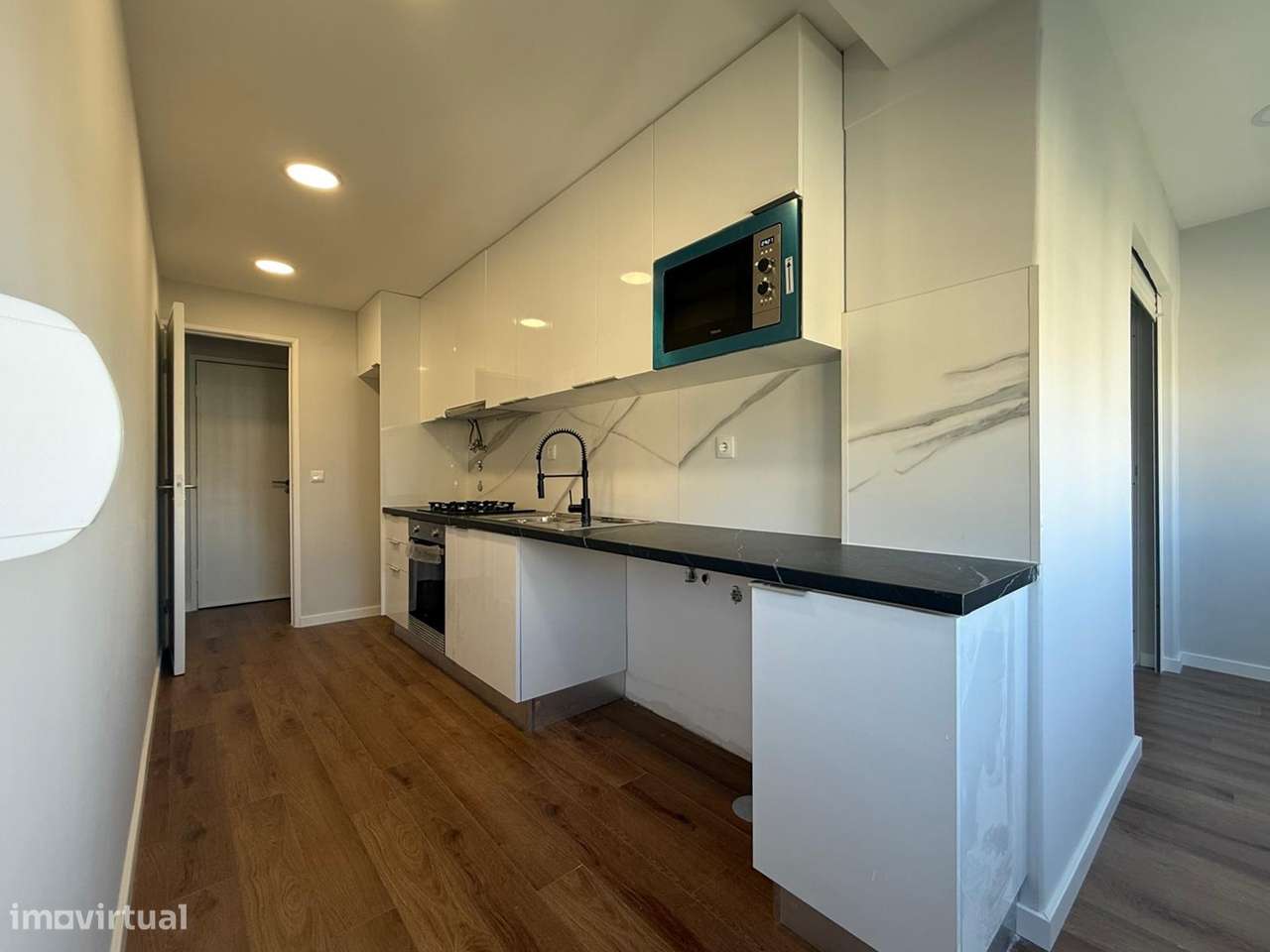 Apartamento T4 transformado em T3 Remodelado no Laranjeiro, Almada-8